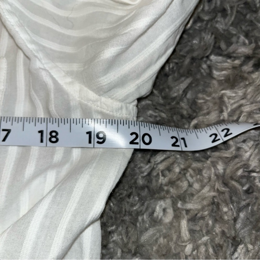 Gap Linen Button Up Size Medium - image 3